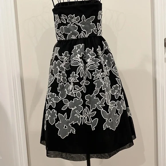 White House Black Market Strapless Formal Dress - Picture 4 of 10